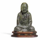 Figur des Bodhidharma China | Qing-Dynastie, vermutlich Qianlong-Zeit (1735-96) Dunkelgrünes Geröllgestein | Höhe 12,5cm Schätzpreis: 80.000 – 100.000 Euro