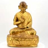 Figur eines sitzenden Lama  Tibet | 19. Jh. | Kupfer in Repoussé Taxe: 12.000 – 15.000 Euro