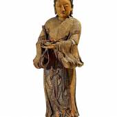 Figur eines weiblichen Bodhisattva China | Ming-Dynastie (1368-1644) oder früher Holz | H. 94cm Schätzpreis: 60.000 – 70.000 Euro