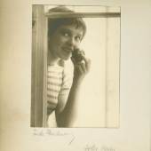 Trude Fleischmann "Dolly Haas als Scampolo", um 1932 Silbergelatinepapier, 11,2 x 8,1cm, Aus einem Studioalbum der Fotografin  Eigentümer: Photoinstitut Bonartes. Reproduktion nur im Rahmen der Berichterstattung erlaubt.