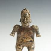 Krieger mit Tätowierungen der Jalisco Kultur mit Ameca-Komplex zugeordnet und aus der Zeit von 100 v. Chr.–100 n. Chr. Jalisco, Mexiko. Aus gebranntem Ton und mit roter und brauner Farbe bemalt Gallery Chavin