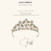 Dolce & Gabbana, Entwurf der Swarovski Tiara 2018 designed by Dolce & Gabbana für die Debütantinnen des Wiener Opernball 2018, mit Beschriftung und Originalunterschrift Für das detailreiche Schmuckstück ließen sich Dolce & Gabbana von der Mozart-Oper „Le nozze di Figaro“ inspirieren. So heißt es in der achten Szene des ersten Aktes: „Giovani liete - fiori spargete!“, also „Muntere Jugend, streue Blumen!“ - ein gesungenes Bild, das sich in dem floralen Design der Tiara auf poetische Weise widersp