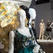 Ein Kleid kann auch aus bedrucktem Papier und goldenen CDs bestehen, wie dieses Modekunstwerk des Designers Stephan Hann im Textilwerk Bocholt zeigt. Foto: Sven Betz