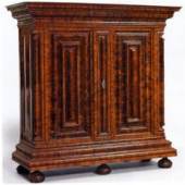 Frankfurter Nasenschrank, Nussbaum querfurniert 

Holz 200 x 220 x 97 cm
Bei dem abgebildeten Schrank handelt es sich um ein seltenes, schönes und originales Möbel.