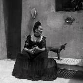 Frida Kahlo, fotografiert von Lola Álvarez Bravo, ca. 1944. Frida Kahlo & Diego Rivera Archives, Bank of Mexico, Treuhänder im Diego Rivera and Frida Kahlo Museum Trust  © VG Bild-Kunst, Bonn 2023