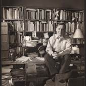  Friedrich Kiesler an seinem Schreibtisch, New York, 1947  Foto: Ben Schnall Österreichische Friedrich und Lillian Kiesler-Privatstiftung, Wien  © 2024 Österreichische Friedrich und Lillian Kiesler-Privatstiftung, Wien 
