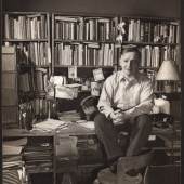 Friedrich Kiesler an seinem Schreibtisch, New York, 1947, Fotograf: Ben Schnall.