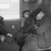 Friedrich Seidenstücker, Ziehleute beim Nickerchen in der Berliner S-Bahn, ohne Jahr (1930er Jahre), Copyright bpk/Friedrich Seidenstuecker 