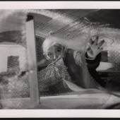 Friedrich Kiesler arbeitet am Maschendrahtmodell seines "Endless House", New York, 1959, Fotograf unbekannt.  