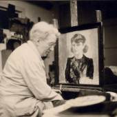 Fritz Schaefler im Atelier Wacholderweg 4 mit einem Porträt von Elsbeth auf Staffelei