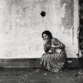 Francesca Woodman, Polka Dot, Providence, Rhode Island, 1976 © 2024 The Woodman Family Foundation, New York / Artists Right Society (ARS), New York / SAMMLUNG VERBUND, Wien Erworben 2