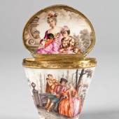 Tabatiere in Form eines Köchers mit Watteau-Szenen, um 1745/50, Porzellan, Montierung Kupferlegierung, vergoldet © Rheinisches Bildarchiv / Marion Mennicken