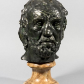 Galerie Nicolas Bourriaud: Auguste Rodin (Frankreich, 1840-1917), Der Mann mit der gebrochenen Nase, Maske –Typ II 2. Modell (1903), Bronze mit schwarzgrüner Patina, H 25,5 x B 20 x T 21,5 cm