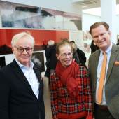B.U.: DIE FAMILIENUNTERNEHMER in der Galerie Hans Mayer: Dr. Georg Rotthege (links) und Marco van der Meer (rechts)Amit der Gattin des Galeristen. Fotograf: Detlef Ilgner