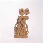 Michael Pankoks, Garten mit übergrossen Blumen und zwei Figuren, um 1960-1983, Holzskulptur, 27.5 cm (Höhe), Bündner Kunstmuseum Chur, Depositum aus Privatsammlung