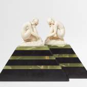 Gegenständiges Skulpturenpaar "Träume" von Ferdinand Preiss (1882 – 1943) Elfenbein, flachpyramidale Postamente aus Streifen von hellgrünem und schwarzem Onyx, Skulpturen H 9,5, Postamente 11,5 und 12, gesamt 21 und 21,5 cm. Schätzpreis: € 18.000 – 20.000,-