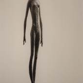 Gerald Moroder (geb. 1972) „L’Attesa" Porphyr, H: 178 cm, 2022 Foto © Galerie & Kunsthandel Hartl