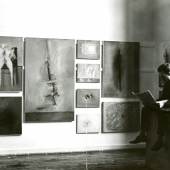 Gerhard Richter, Atelierwand mit Werken von Gerhard Richter während des Semesterrundgangs, Februar 1962 rechts sitzend: Manfred Kuttner  © Gerhard Richter 2020 (10042020), Foto: Gerhard Richter