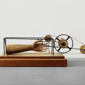 Alberto Giacometti, Main prise, 1932 Holz und Metall, 20 x 59,5 x 27 cm Kunsthaus Zürich, Alberto Giacometti-Stiftung, 1965 © Succession Alberto Giacometti / 2023, ProLitteris, Zurich