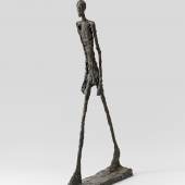  Alberto Giacometti, Schreitender Mann II (L’Homme qui marche II), 1960  Bronze, Exemplar 4/6; bezeichnet, «Susse Fondeur Paris», 188,5 x 29,1 x 111,2 cm Fondation Beyeler, Riehen/Basel, Sammlung Beyeler © Succession Alberto Giacometti/2022, ProLitteris, Zurich Foto: Robert Bayer, Basel 