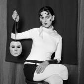 Gillian Wearing Me as Cahun Holding a Mask of My Face, 2012  © Gillian Wearing, courtesy Maureen Paley, London, Tanya Bonakdar Gallery, New York and Regen Projects, Los Angeles / SAMMLUNG VERBUND, Wien erworben 2012