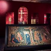 Ausstellungsimpression, Antependium mit gewirkten Szenen aus dem Leben Jesu aus dem ehemaligen Kloster Rheinau (Kanton Zürich), Basel, vor 1474, Zürich (Schweiz), Schweizerisches Nationalmuseum  © Badisches Landesmuseum, Foto: ARTIS – Uli Deck
