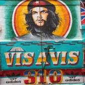 Globale Ikone Che Guevara Die globale Ikone Che Guevara als Bemalung auf einem Sotrama in Bamako, Mali, 2024, Fotografie © Monique Dena