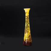 Große Gallé-Vase. Sign. Keulenform mit leicht ausgestelltem Hals. Helles Glas mit pulverisierten Aufschmelzungen in Grün und Rosé sowie braunem Überfang: Farnblätter. Gallé Nancy, um 1905. H 48 cm