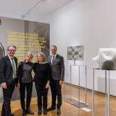 Gruppenfoto, v.l.n.r.: Peter Peer (Leiter der Neuen Galerie Graz), Kulturlandesrat Christopher Drexler, Vesna Meštrić (Kuratorin, MSU Zagreb), Gudrun Danzer (Co-Kuratorin, Neue Galerie Graz) und Wolfgang Muchitsch (wissenschaftlicher Leiter des Universalmuseums Joanneum), Foto: Universalmuseum Joanneum/N. Lackner