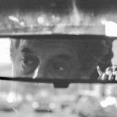 Gundula Schulze Eldowy: Robert Franks Augen im Rückspiegel, New York, 1990 aus der Serie Halt die Ohren steif! © Gundula Schulze Eldowy 
