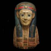 Ägyptische Mumienmaske mit geflügeltem Skarabäus Spätptolemäische Zeit,  1. Jh. v. Chr., H: 46 cm Foto: © Christoph Bacher 