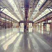 Spannende Industrie-Architektur in Hallen mit Tageslicht 