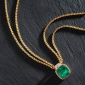 Halsschmuck mit großem kolumbianischem Smaragd  18 kt Gelb- und Weißgold. Smaragd ca. 22,60 ct. und 2 Diamanten im Carréschliff Mit Befundbericht der Deutschen Stiftung Edelsteinforschung (DSEF) und Bewertungsgutachten der Deutschen Gesellschaft für Edelsteinbewertung (DeGEB) in Idar-Oberstein  Schätzpreis € 300.000 - 400.000