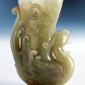 446 Chinesischer Jade-Rhyton  Höhe: 11,2 cm. China, 17. Jahrhundert.  Schätzpreis: € 17.000 - 25.000