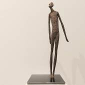 Gerald Moroder, In Attesa Porphyr und Ziegelerde, H: 41 cm, 2023 Foto © Galerie & Kunsthandel Hartl