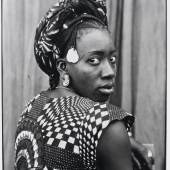 Seydou Keïta Untitled, 1952-1955.  © Seydou Keïta. Courtesy The Pigozzi Collection, Geneva und The Walther Collection, Neu-Ulm / New York.