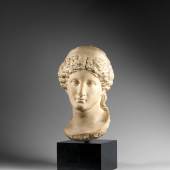 David Ghezelbash Archéologie, Head of the goddess Aphrodite, with a diadem. White marble. Roman, 1st century A.D. Height 33 cm.