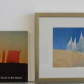 Bild 25: Heinz Mack, Sahara, Sand, Offset und Buch "Kunst in der Wüste", Auflage ca. 300 Ex.; 1972; 26&21 cm. Buch Exemplar Nr. 1040.Gerahmt mit Passepartout und silberner Holzleiste. 320 €