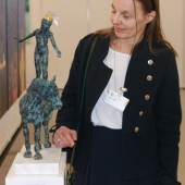 ((Bild Helle Rask Crawford Godiva; Bildnachweis: Messe Sindelfingen)): Die Legende von Lady Godiva, verbunden mit einer Hommage an die weibliche Freiheit: Helle Rask Crawford aus Dänemark zeigt auf der ARTe ihre Bronzeskulptur „Godiva“