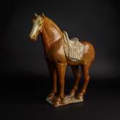 Großes glasiertes Pferd aus der chinesischen Tang-Dynastie (618 - 906), das stehend mit Sattel und Decke dargestellt ist.