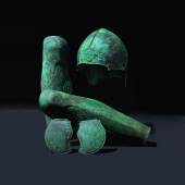Chalkidischer Bronzehelm aus dem 5./4. Jahrhundert vor Christus mit dazugehörigen, naturalistisch gestalteten Beinschienen. Startpreis: 25.000 Euro