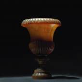 Großer, einteilig geschnitzter Pokal aus dem kapitalen Horn eines Rhinozeros-Bullen Indien um 1800. Startpreis: 48.000 Euro