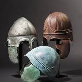 Hinten l : Chalkidischer Helm, frühes 4. Jhdt. v. Ch., Mitte. Pseudo- chalkidischer Helm. SP: 18000 + 15000 Euro