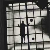 „Glasmolch“ 1 "Glasmolch" 1 (Hundertwasser am Glasdach des Otto-Wagner- Ateliers in der Spiegelgasse), Wien 1968 © Christian Skrein/VBK Wien, 2011