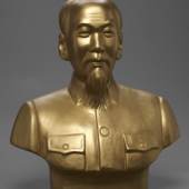 Ho Chi Minh Vietnam, 21. Jahrhundert Die Gipsbu&#776;ste Ho Chi Minhs belegt den Bedeutungswandel einer historischen Persönlichkeit vom kommunistischen Fu&#776;hrer zu einer religiös verehrten Figur.