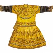 Höfische Chaopao Robe China | 19./20. Jh |  Satinseide | L. 145cm, B. 186cm Taxe: €7.000 – 10.000 