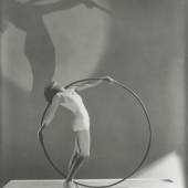 George Hoyningen-Huene, 1900 – 1968. Bathing Fashion, Paris 1930, silver gelatin print. Inv.-No. 083159 House of Photography / F.C. Gundlach Collection, Hamburg © Horst; Estate George Hoyningen-Huené