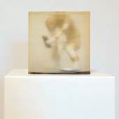 Eliane Huber-Irikawa 15x15x15 cm. Figuren aus Steinton modelliert auf Drahtgerüst, in Epoxidharz eingegossen.
