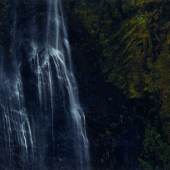 Axel Hütte Seljalandsfoss, Iceland Waterfall #2, 2002 C-Print, 105,7 x 187,5 cm Aus einer Auflage von 4 Exemplaren Schätzpreis: € 15.000 – 20.000 Lot 903 / Auktion 1135 Zeitgenössische Kunst + Photographie
