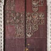 Westportal des Doms zu Gurk (1.1 MB) Türflügel mit den erhaltenen Resten des Reliefdekors, um 1230 Tannenholz (Türflügel) und Lindenholz (Reliefs), bemalt © BDA (I. Dworak)